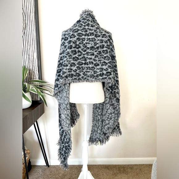 Maurice’s Gray Cheetah Print Scarf - Picture 2 of 9